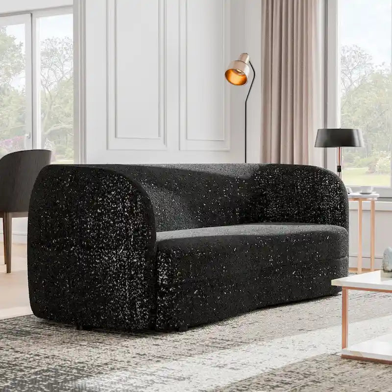 Canapé en bouclé moderne à accoudoirs courbés, assise en forme de rein et pieds ronds en bois